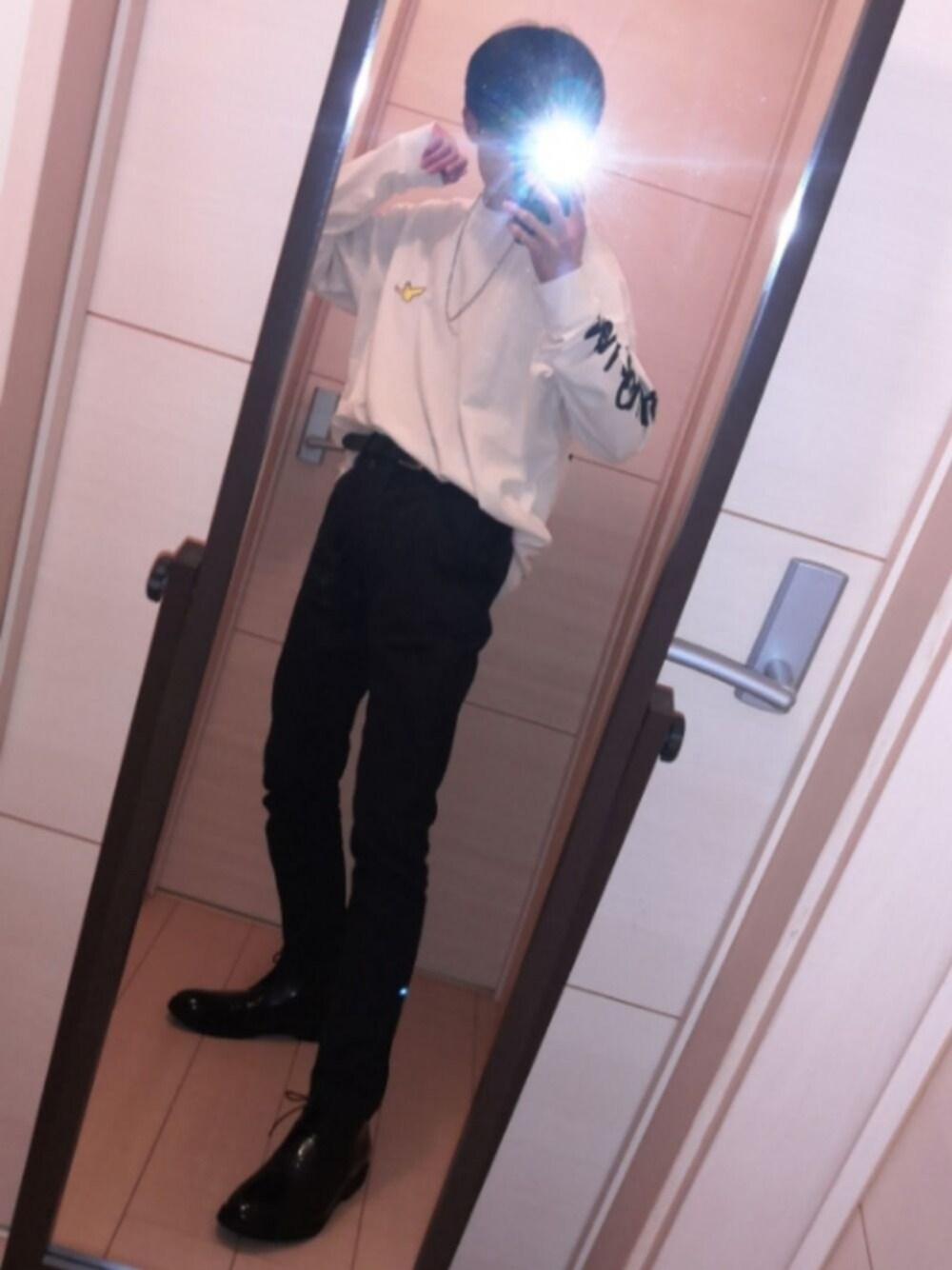 「年末WEAR感謝祭、きれいめカジュアル、秋冬コーデ、黒スキニー、冬コーデ、韓国ファッション、おしゃれさんと繋がりたい、中３、いいね、save、フォローお願いします🤑」｜「Mark Gonzalesの【BASQUE -enthusiastic design-】Mark Gonzales/マークゴンザレス BASQUE magenta別注 スーパービッグシルエット 長袖Tee(背面プリント)（Tシャツ/カットソー、ホワイト系）」を使った、のぞみ♻️RASIC♻️さん（メンズ・172cm）の冬コーディネートの1枚目の写真