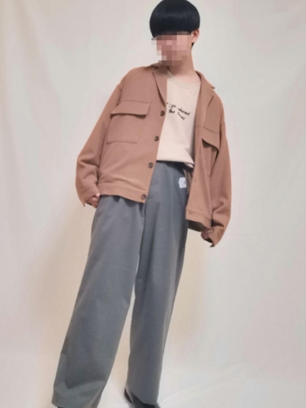 グレー系のその他パンツ、ベージュ系のブルゾン、ベージュ系のスウェットを着用したメンズの冬コーディネートの1枚目の写真