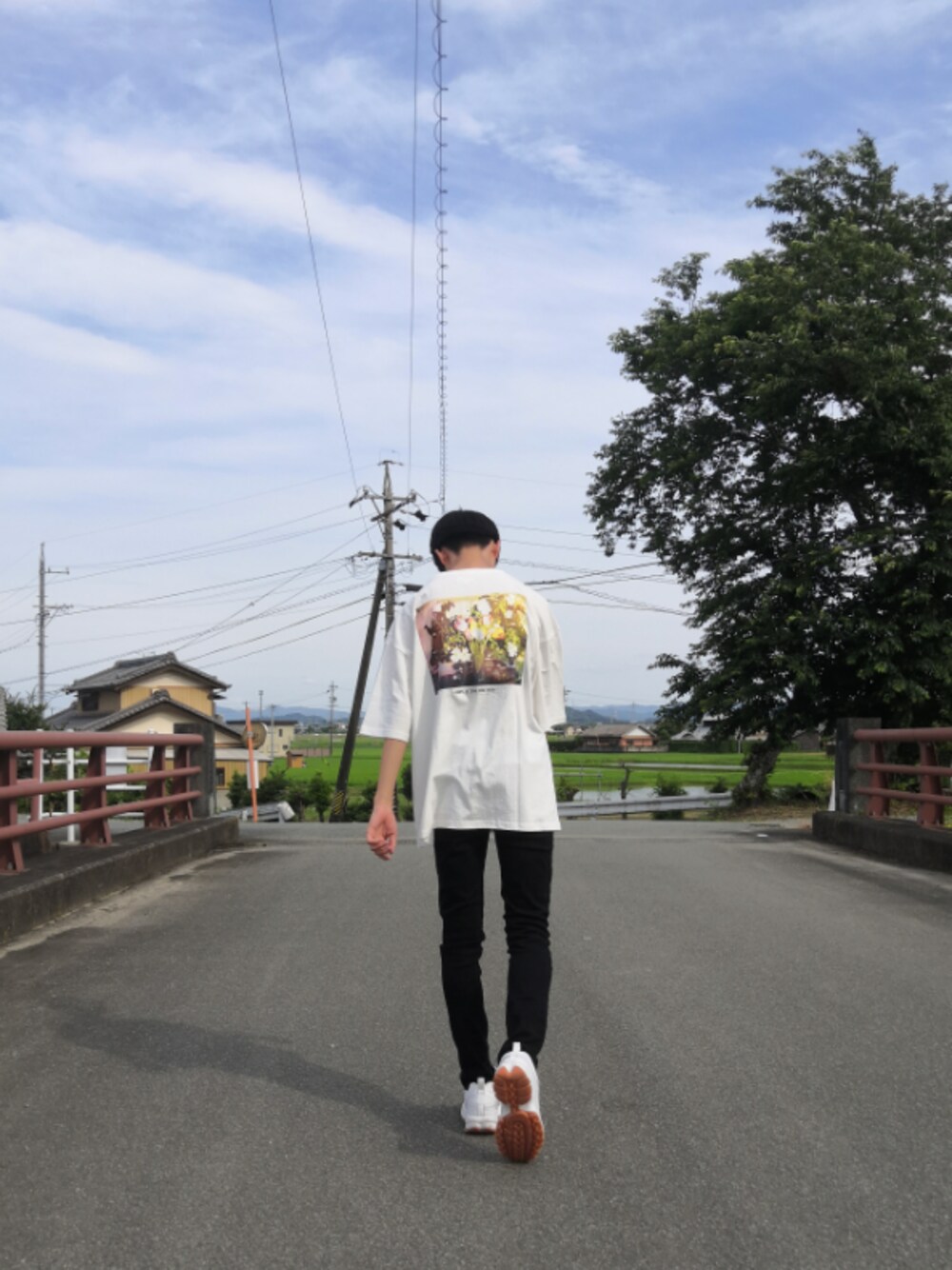 「モノトーン、プチプラ、男の子、キレイめ、きれいめカジュアル、ゆるコーデ、シャツ好き集まれ、キッズファッション、おしゃれさんと繋がりたい」｜「NILWAYの【Nilway】バックプリントTシャツ【USAコットン】（Tシャツ/カットソー、ホワイト系）」を使った、のぞみ♻️RASIC♻️さん（キッズ・172cm）の夏コーディネートの1枚目の写真