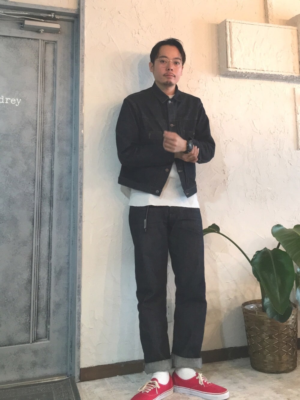 「オーセンティック、ホワイトソックス、ロールアップ、デニムセットアップ、STABILIZER GNZ、ﾏﾙﾒｶﾞﾈ」｜「Savile Rowのサヴィルロウ （メガネ、ベージュ系）」を使った、junya_mochizukiさん（メンズ・177cm）の冬コーディネートの1枚目の写真