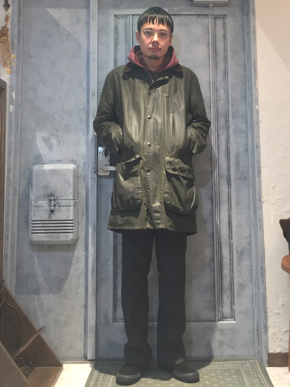 「Wrangler、ランチャーパンツ、barbour、BARBOUR BORDER、バブアー、チャンピオン パーカー」｜「Championのヴィンテージ（パーカー、レッド系）」を使った、junya_mochizukiさん（メンズ・177cm）の秋コーディネートの1枚目の写真