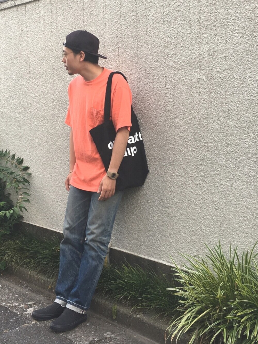 「VANSスリッポン、A.P.C.、A.P.C.デニム、古着、Carhartt wip、carhartt」｜「Carhartt WIPのBRONC TOTE, SMALL（トートバッグ、ブラック系）」を使った、junya_mochizukiさん（メンズ・177cm）の夏コーディネートの1枚目の写真