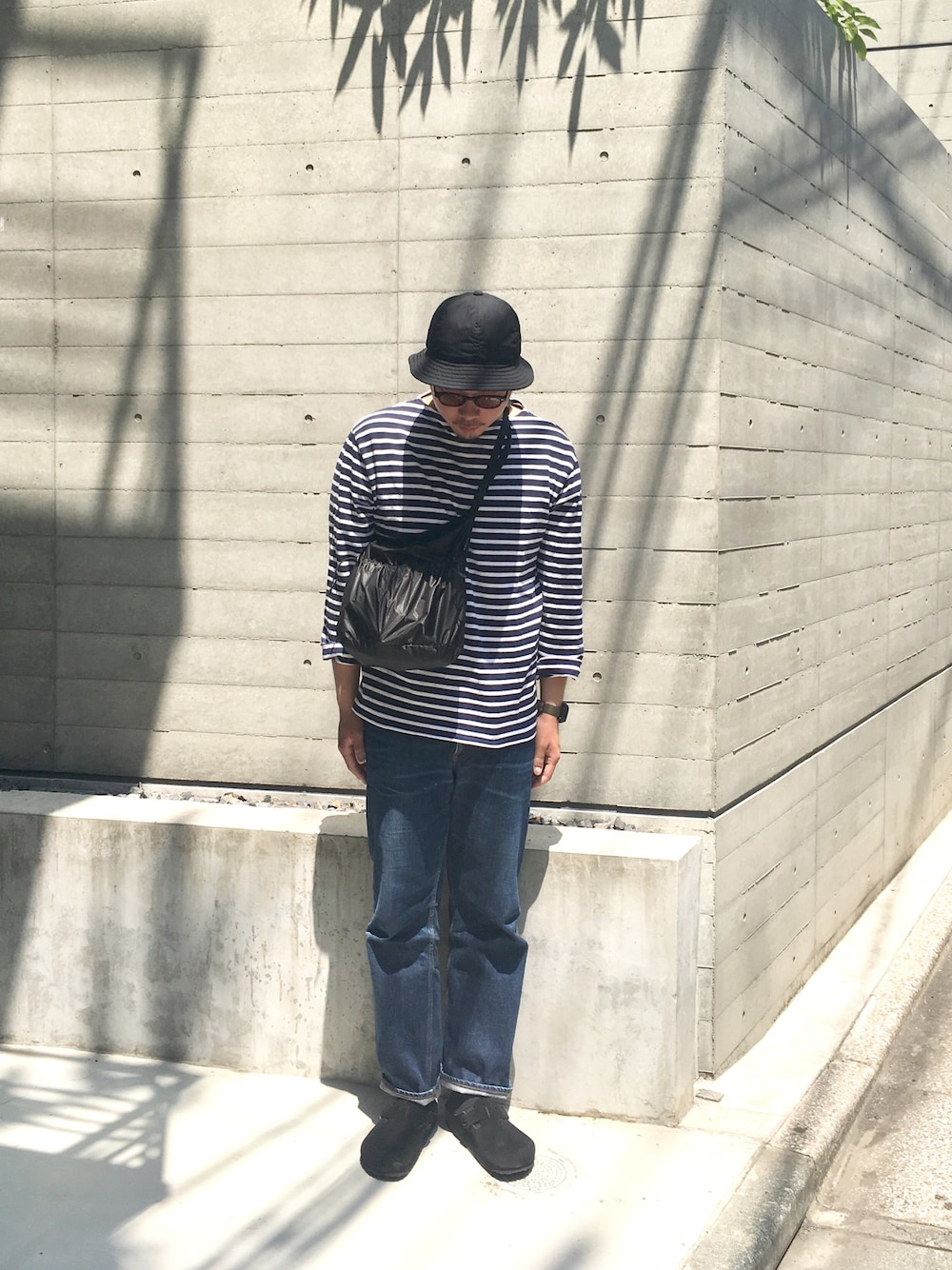 「STABILIZER GNZ、saint james、セントジェームス、シンプル、デニム、N.HOOLYWOOD、ビルケンシュトック、サンダルに靴下、サコッシュ、BROWN by 2-tacs」｜「picklesのアイテム（ハット、ブラック系）」を使った、junya_mochizukiさん（メンズ・177cm）の春コーディネートの1枚目の写真