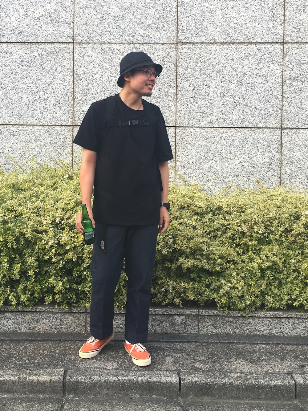 「ユニクロ、N.HOOLYWOOD、VANS、VANS AUTHENTIC、STABILIZER GNZ、デニムパンツ、シンプルスタイル、休日スタイル、ENGINEERED GARMENTS、リュックスタイル」｜「picklesのアイテム（ハット、ブラック系）」を使った、junya_mochizukiさん（メンズ・177cm）の夏コーディネートの1枚目の写真