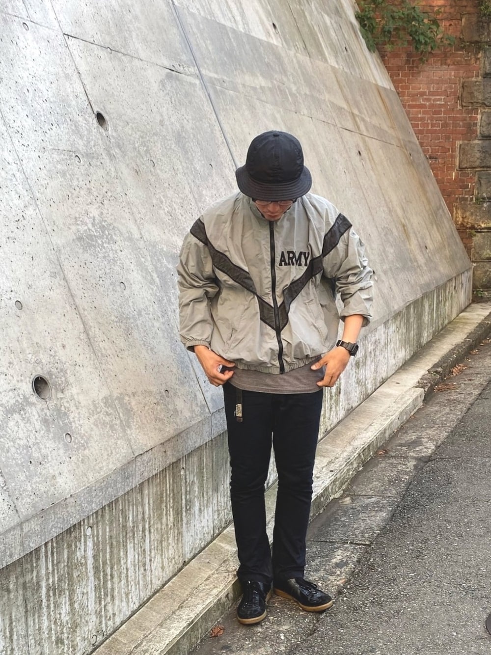 「秋のコーデ、army、ナイロンジャケット、ジャーマントレーナー、N.HOOLYWOOD、BROWN by 2-tacs、ミリタリージャケット、スニーカー、バケットハット」｜「picklesのアイテム（ハット、ブラック系）」を使った、junya_mochizukiさん（メンズ・177cm）の秋コーディネートの1枚目の写真