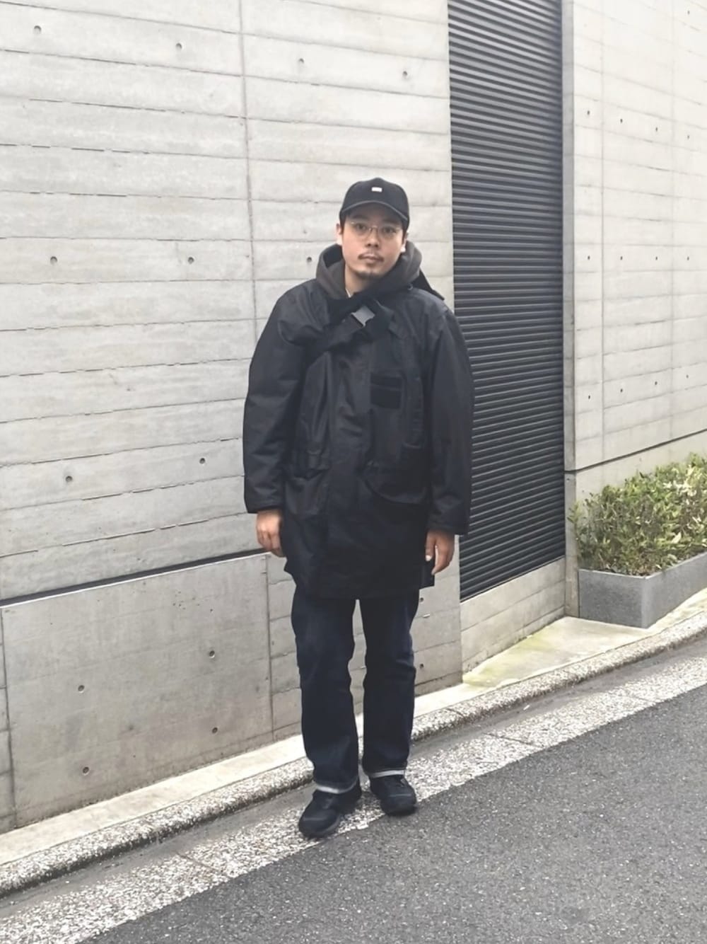 「new balance 1500、Riprap、JUNYA WATANABE MAN、New Balance、UK、ブラックコーデ、ハイテク、Levi's、LEVI'S VINTAGE CLOTHING」｜「UK SecurityのUK Security PTFE Jacket（マウンテンパーカー、ブラック系）」を使った、junya_mochizukiさん（メンズ・177cm）の冬コーディネートの1枚目の写真