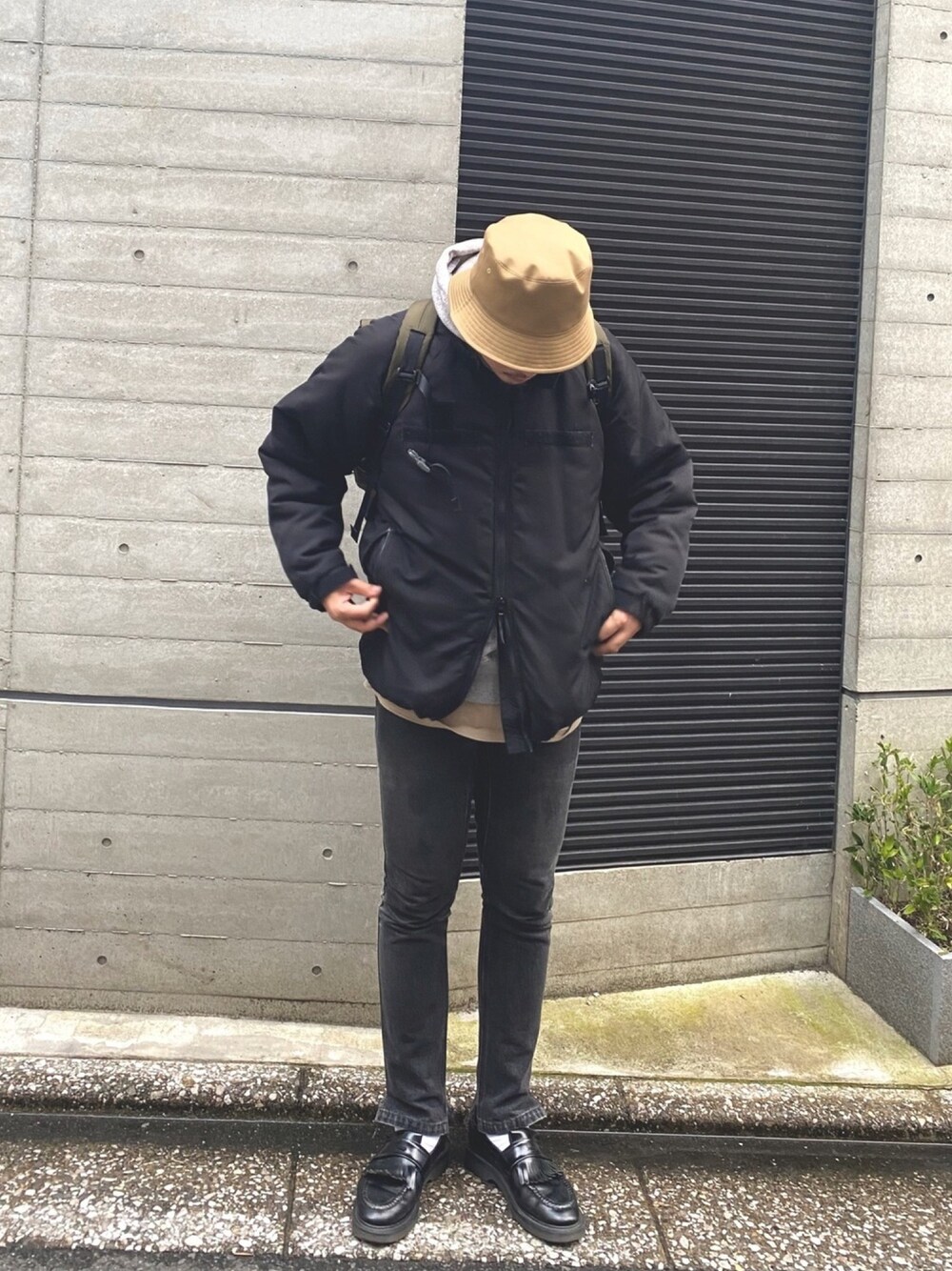 「BROWN by 2-tacs、STABILIZER GNZ、ブラックデニム、ECWCS、プリマロフト、UNIQLO、KIJIMA TAKAYUKI」｜「KIJIMA TAKAYUKIのKIJIMA TAKAYUKI / キジマタカユキ 別注 バケットハット（ハット、ブラック系）」を使った、junya_mochizukiさん（メンズ・177cm）の冬コーディネートの1枚目の写真