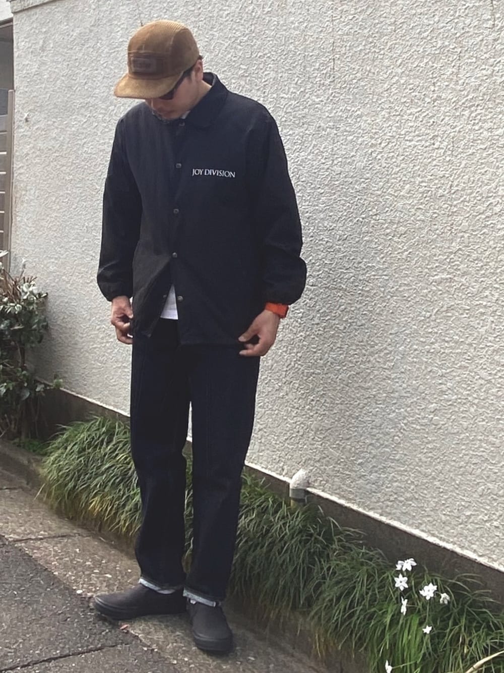 「ヘインズ、N.HOOLYWOOD、Riprap、デニム、コーチジャケット、VANS」｜「riprapのアイテム（デニムパンツ、ブルー系）」を使った、junya_mochizukiさん（メンズ・177cm）の春コーディネートの1枚目の写真