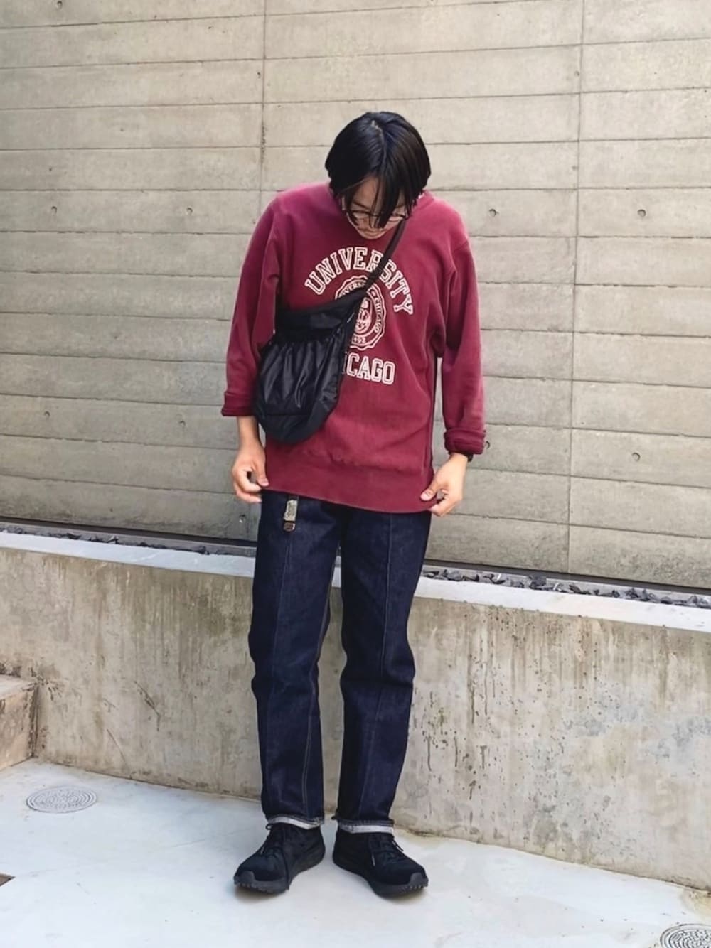 「古着、Riprap、春コーデ、デニムパンツ、SALOMON、CASIO、ホワイトソックス、カレッジスウェット、メガネ男子」｜「Championのアイテム（スウェット、レッド系）」を使った、junya_mochizukiさん（メンズ・177cm）の春コーディネートの1枚目の写真