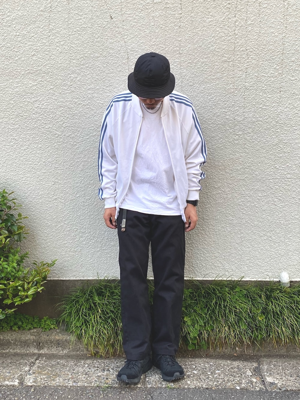 「adidas、ATP、ディッキーズ(Dickies)、Hanes、白Tシャツ、SALOMON、春コーデ、シンプル、ビッグシルエット」｜「adidasのアイテム（ジャージ、ホワイト系）」を使った、junya_mochizukiさん（メンズ・177cm）の春コーディネートの1枚目の写真