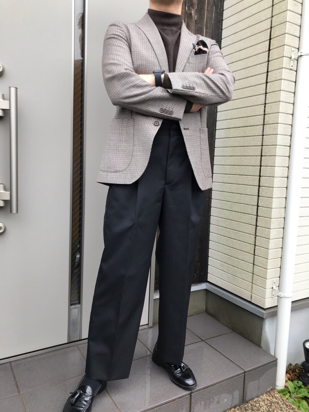 「タートルネック、モックネック、冬コーデ、ローファー、ブラウンコーデ、モノトーンコーデ、私の推しブランド」｜「green label relaxingのアイテム（ジャケット/アウター、グレー系）」を使った、HIDEさん（メンズ・172cm）の冬コーディネートの1枚目の写真