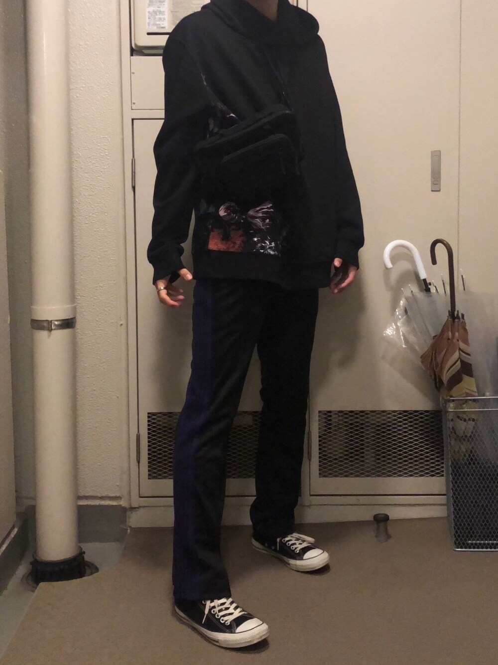 「ootd、fashion、H&M、NEEDLES、RAF SIMONS、converse、パーカー、トラックパンツ、黒、ブラック」｜「H&Mのアイテム（パーカー、ブラック系）」を使った、toshiさん（メンズ・172cm）の冬コーディネートの1枚目の写真