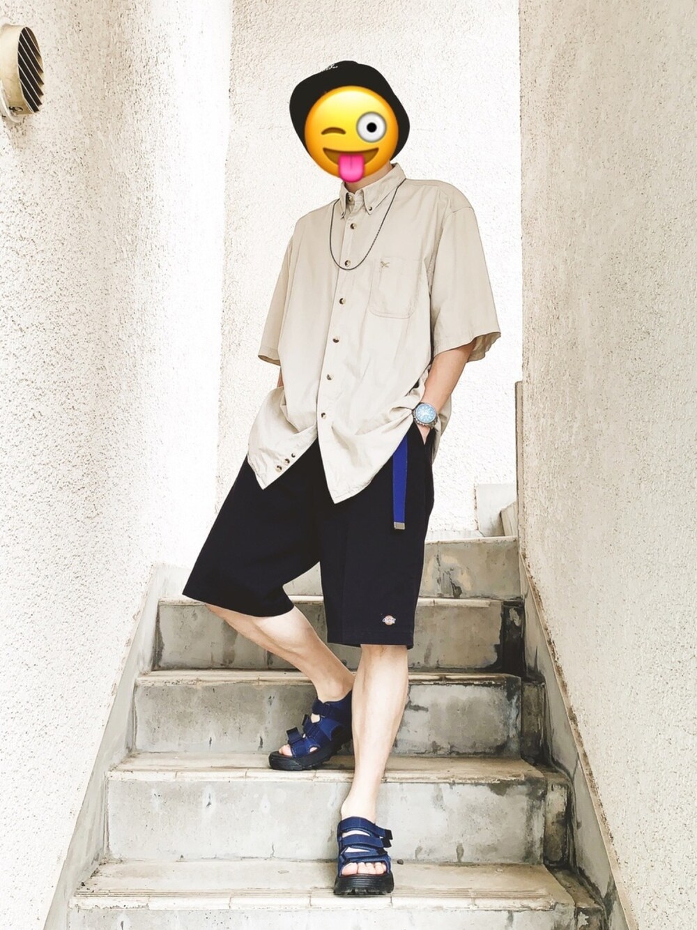 ベージュ系のシャツ/ブラウス、ブラック系のその他パンツ、ブルー系のサンダルを着用したメンズの夏コーディネートの1枚目の写真