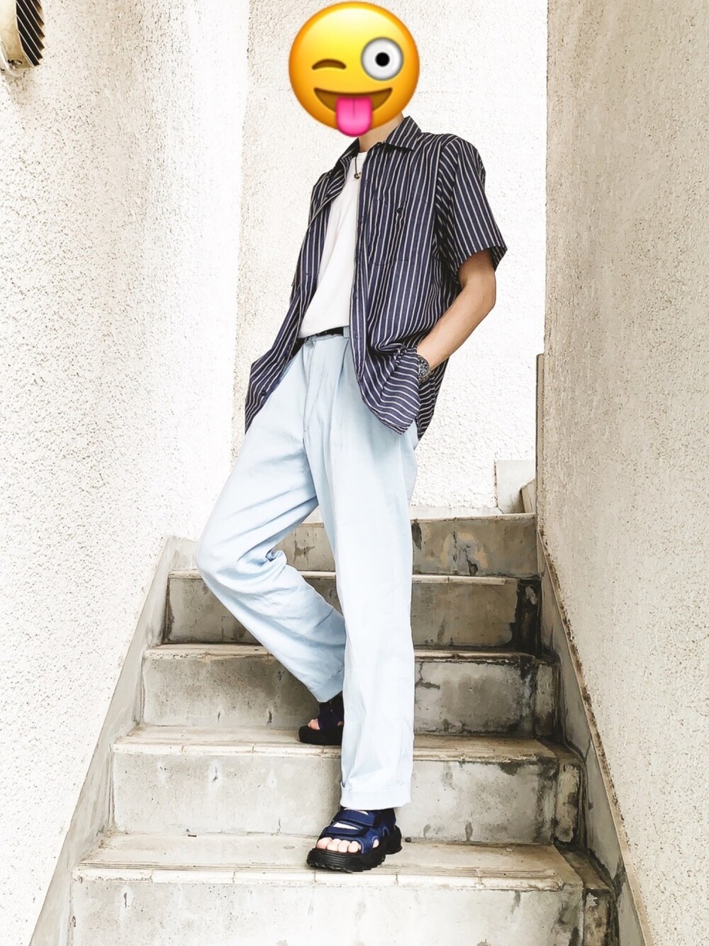 ブルー系のシャツ/ブラウス、ブルー系のスラックス、ブルー系のサンダルを着用したメンズの夏コーディネートの1枚目の写真