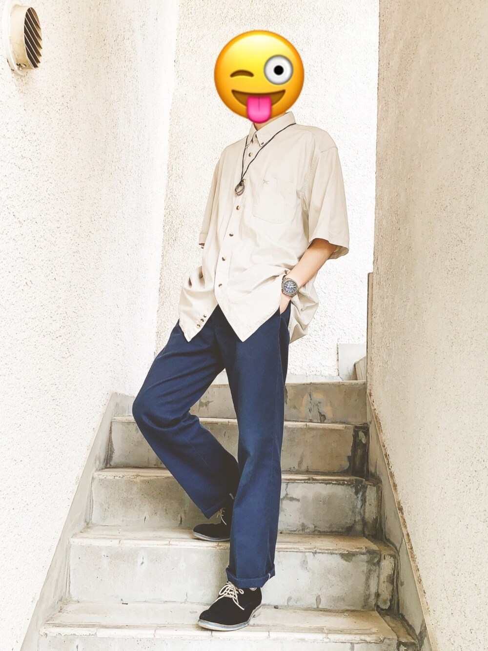 ベージュ系のシャツ/ブラウス、ブルー系のその他パンツ、ブルー系のドレスシューズを着用したメンズの夏コーディネートの1枚目の写真