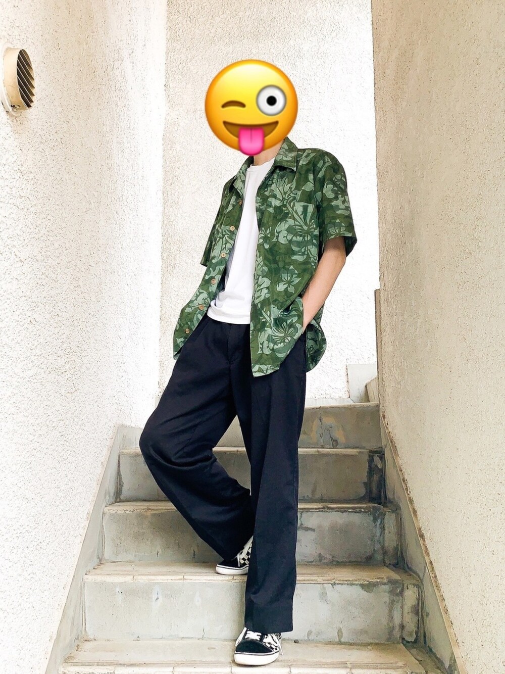 ホワイト系のTシャツ/カットソー、グリーン系のシャツ/ブラウス、ブラック系のスラックスを着用したメンズの夏コーディネートの1枚目の写真