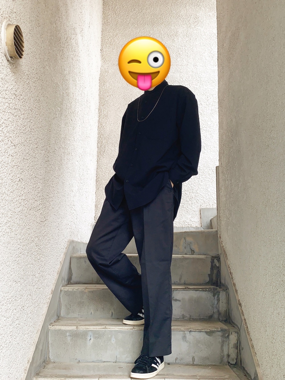 ブラック系のシャツ/ブラウス、ブラック系のスラックス、ブラック系のスニーカーを着用したメンズの秋コーディネートの1枚目の写真