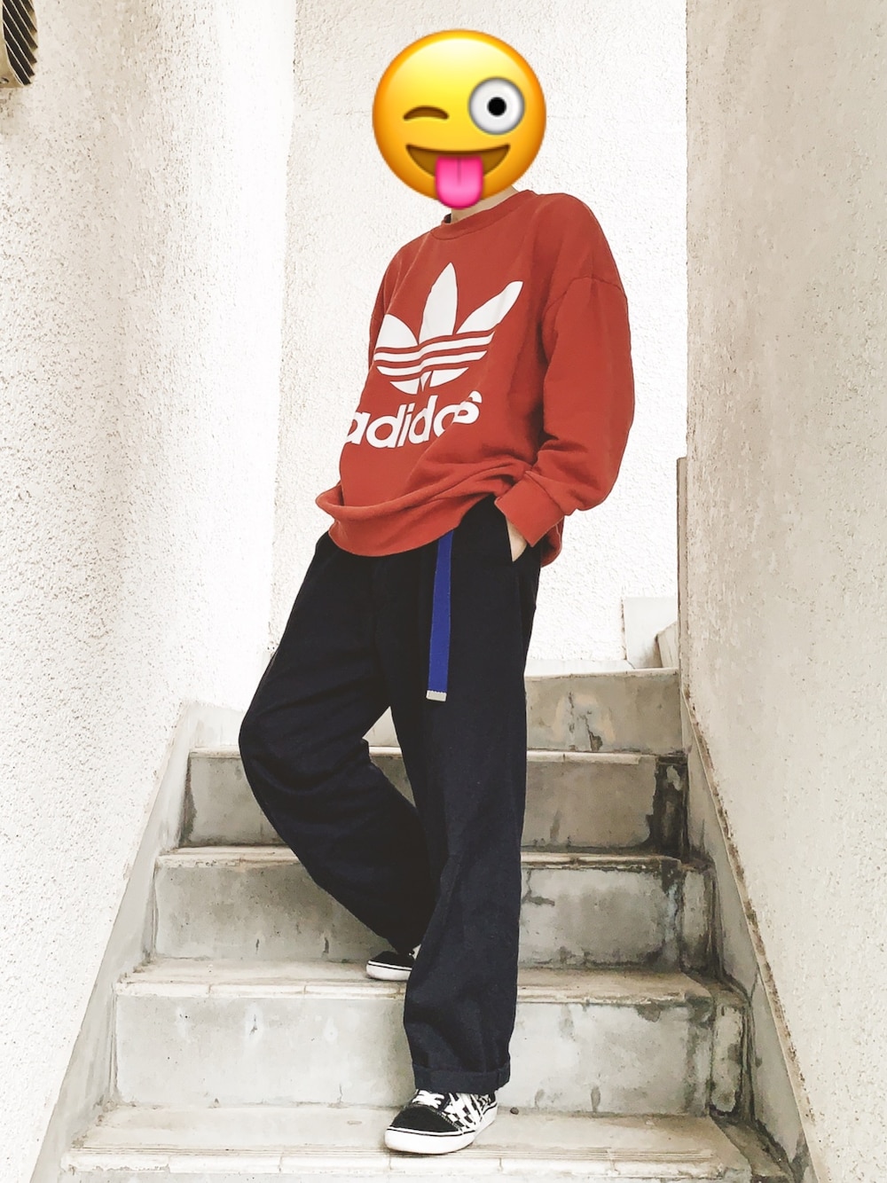 「ビッグシルエット、シンプルコーデ、ワイドパンツ、スニーカー、ゆるコーデ、adidas、トレフォイル、VANS、ガチャベルト、スウェット」｜「adidasのトレフォイル オーバーサイズ スウェット [TREFOIL OVERSIZED CREW] アディダスオリジナルス（スウェット、オレンジ系）」を使った、河童黄桜さん（メンズ・174cm）の秋コーディネートの1枚目の写真