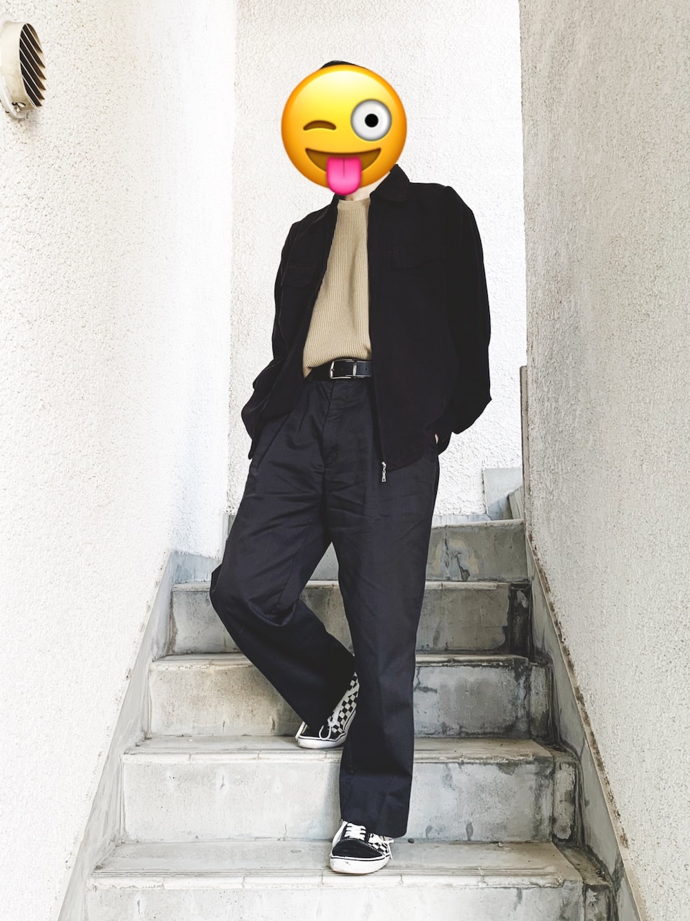 ベージュ系のTシャツ/カットソー、ブラック系のジャケット/アウター、ブラック系のスラックスを着用したメンズの冬コーディネートの1枚目の写真