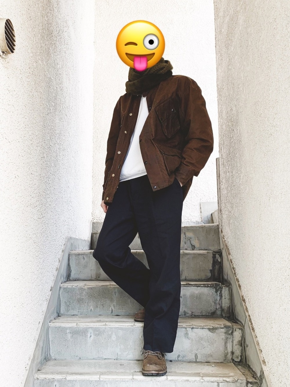 ホワイト系のスウェット、ブラウン系のジャケット/アウター、ブラック系のスラックスを着用したメンズの冬コーディネートの1枚目の写真