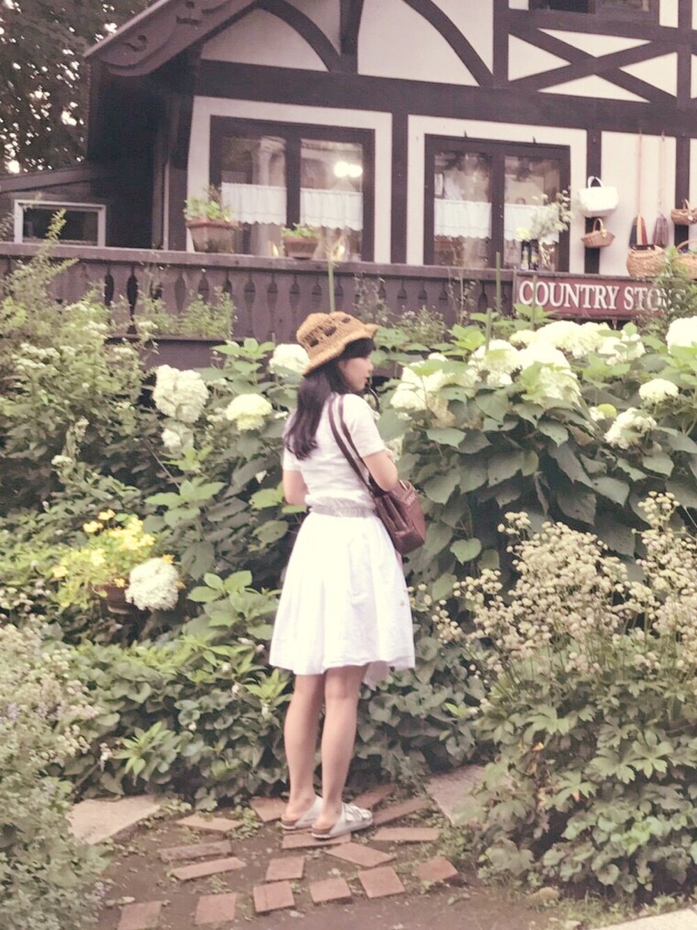 「VINTAGEのアイテム（ワンピース、ホワイト系）」を使った、Hさん（レディース・163cm）の夏コーディネートの1枚目の写真