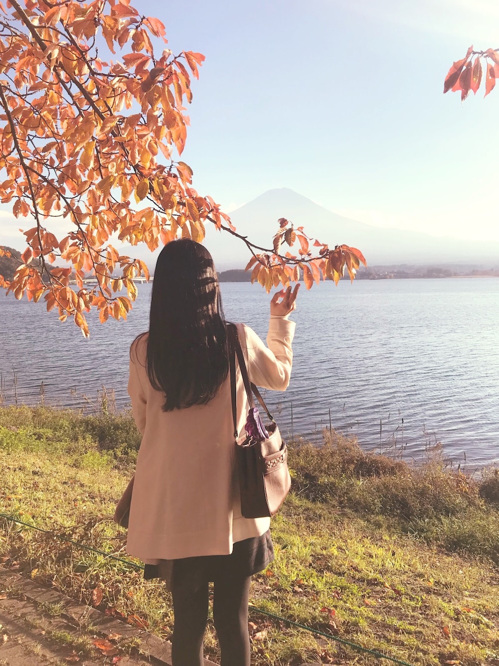 「LODISPOTTOのアイテム（ノーカラージャケット、ベージュ系）」を使った、Hさん（レディース・163cm）の秋コーディネートの1枚目の写真