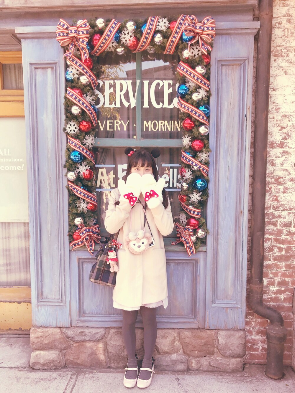 「ディズニーコーデ」｜「bye byeのアイテム（ジャケット/アウター、ベージュ系）」を使った、Hさん（レディース・163cm）の冬コーディネートの1枚目の写真