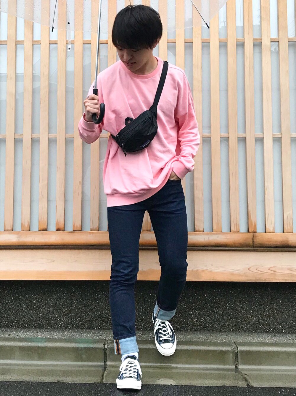「シンプルコーデ、スキニーデニム、ピンク、トレーナー、カジュアル、はるコーデ、低身長、ビッグシルエット、大学生、ウエストポーチ」｜「RAGEBLUEの裏毛BIGシルエットスウェットクルー/782804（スウェット、ピンク系）」を使った、Kotaさん（メンズ・162cm）の春コーディネートの1枚目の写真