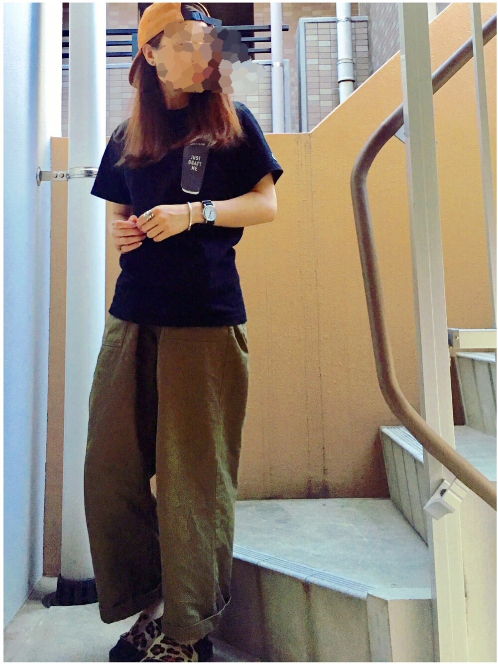 「休日コーデ、supreme、キャンプキャップ、キャップ、キャップ後ろかぶり、ポケT、ワイドパンツ、カーゴパンツ」｜「CHARI&COの【Chari&Co】BEER PKT TEE（Tシャツ/カットソー、ブラック系）」を使った、akiさん（レディース・153cm）の夏コーディネートの1枚目の写真