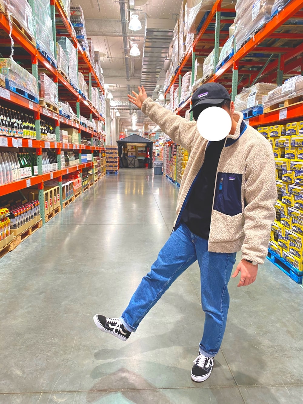 「シンプルコーデ、カジュアルコーデ、古着、古着MIX、レトロX、デニムパンツ、patagonia、carhartt、VANS、Daniel Wellington」｜「patagoniaのP-6 ラベル トラッド キャップ（キャップ、ブラック系）」を使った、あすぼーさん（メンズ・175cm）の冬コーディネートの1枚目の写真
