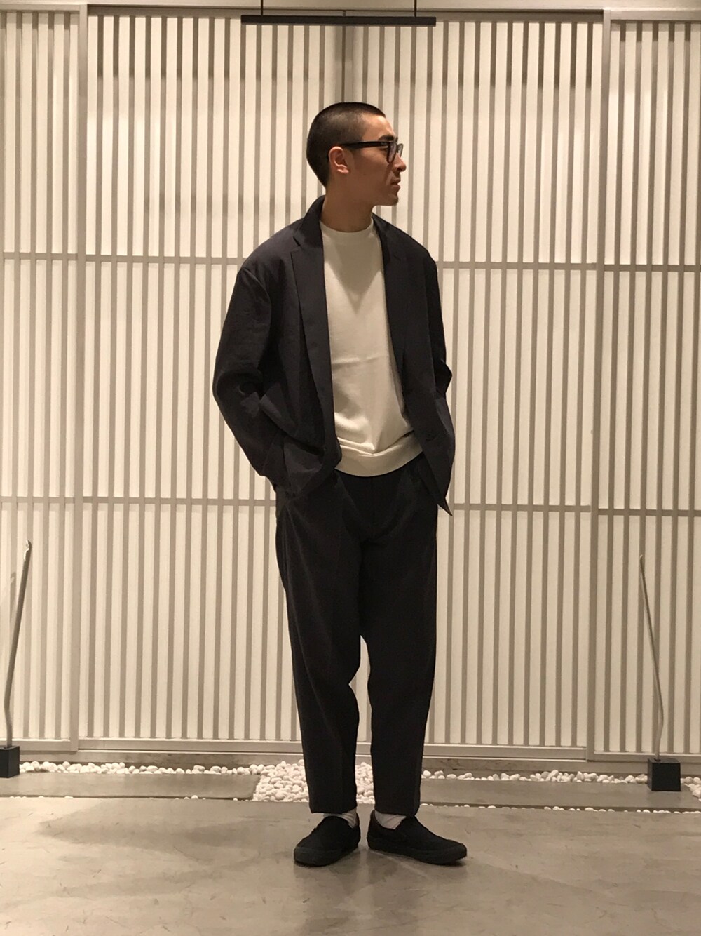 「summer、spring、ootd、ユナイテッドトウキョウ、UNITED TOKYO、セットアップ、春夏コーデ、春コーデ、夏コーデ、grey」｜「UNITED TOKYOの18G天竺クルーネックニットTee（ニット/セーター、ホワイト系）」を使った、Yusukeさん（メンズ・172cm）の春コーディネートの1枚目の写真