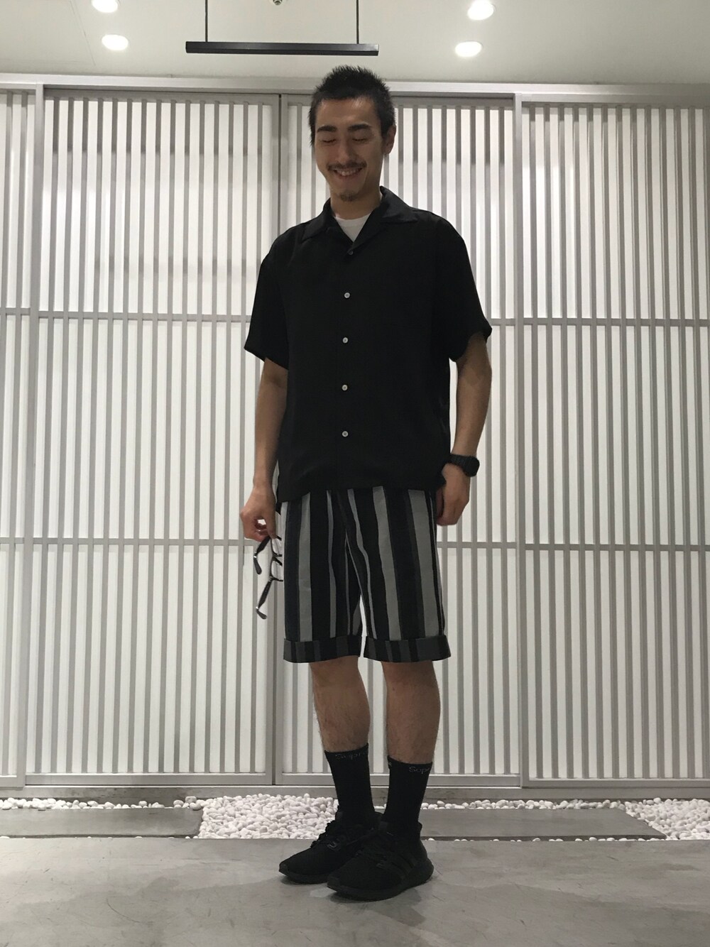 「summer、夏コーデ、ootd、モード、カジュアル、ファッション、ユナイテッドトウキョウ、UNITED TOKYO、ショーツ」｜「UNITED TOKYOのサテンオープンカラーシャツ（シャツ/ブラウス、ブラック系）」を使った、Yusukeさん（メンズ・172cm）の夏コーディネートの1枚目の写真