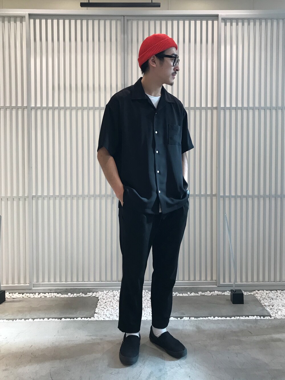 「summer、ユナイテッドトウキョウ、UNITED TOKYO、夏コーデ、サテン、アウトラスト、モード、カジュアル、ootd」｜「UNITED TOKYOのサテンオープンカラーシャツ（シャツ/ブラウス、ブラック系）」を使った、Yusukeさん（メンズ・172cm）の夏コーディネートの1枚目の写真