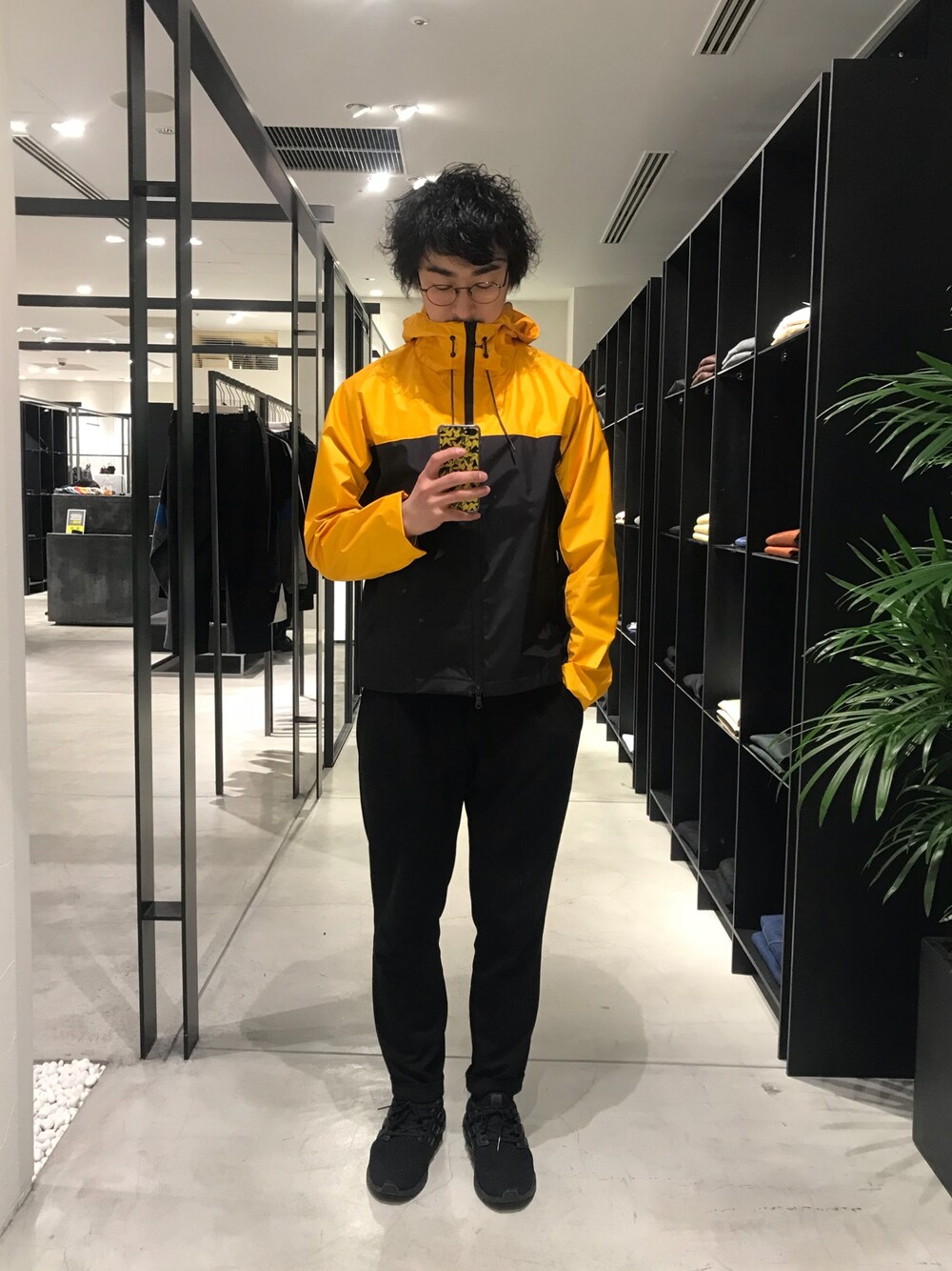 「spring、UNITED TOKYO、UT、ss、ootd」｜「UNITED TOKYOのバイカラーマウンテンパーカー（マウンテンパーカー、イエロー系）」を使った、Yusukeさん（メンズ・172cm）の春コーディネートの1枚目の写真