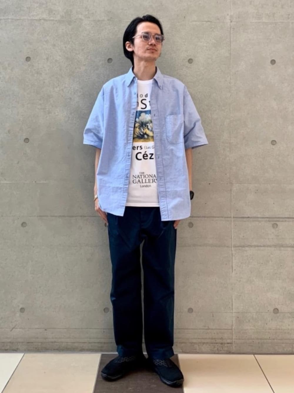 ブラック系のスニーカー、ブルー系のシャツ/ブラウス、ホワイト系のTシャツ/カットソーを着用したメンズの夏コーディネートの1枚目の写真