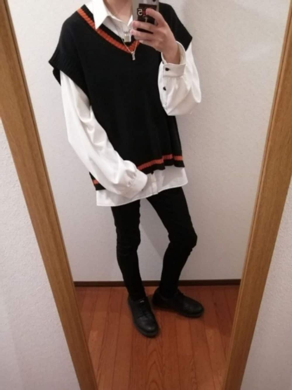 「いいね、save、フォローお願いします🤑、ゆるコーデ、お洒落さんとつながりたい、はるコーデ、春コーデ、ニットベスト、白シャツ、INTERFACTORY、adrer、おうちファッション」｜「ADRERの南京錠キーネックレス（ネックレス、シルバー系）」を使った、ちひろさん（メンズ・174cm）の春コーディネートの1枚目の写真