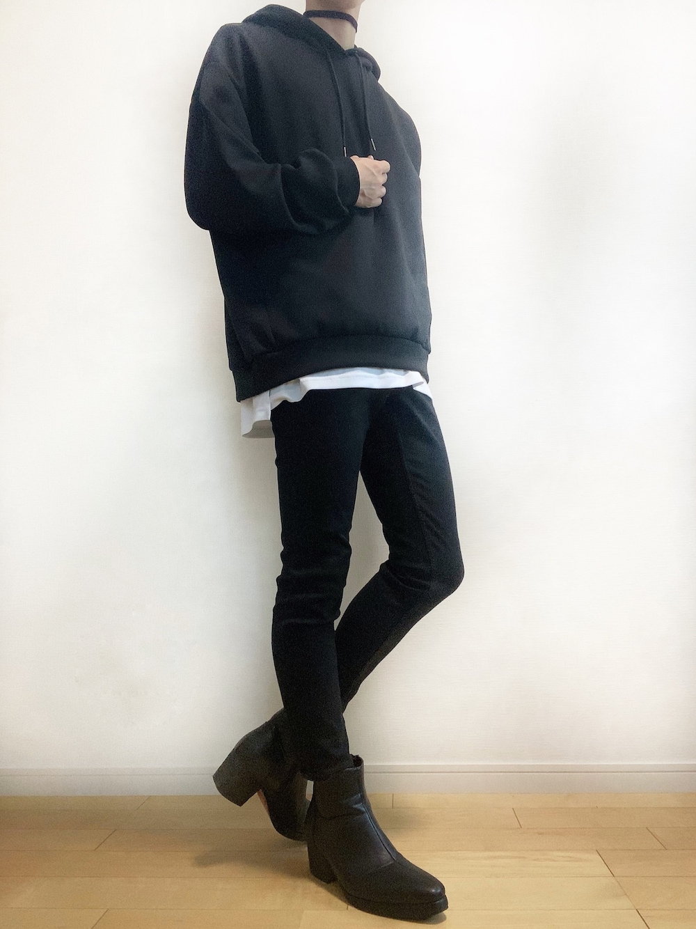 「春、休日スタイル、シンプル、オールブラック、おしゃれさんと繋がりたい、GU、韓国ファッション、チョーカー、ブーツ、大学生」｜「endeviceのレッドソール ヒールブーツ / ドレスブーツ endevice / エンデヴァイス（ブーツ、ブラック系）」を使った、Shumpei さん（メンズ・173cm）の冬コーディネートの1枚目の写真