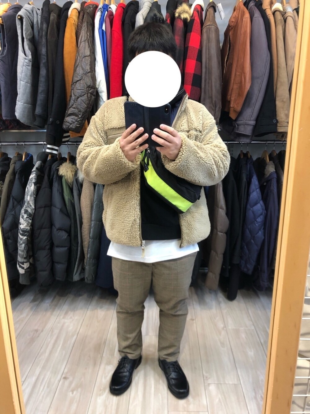 ブラック系のパーカー、ホワイト系のTシャツ/カットソー、ベージュ系のその他パンツを着用したメンズの冬コーディネートの1枚目の写真