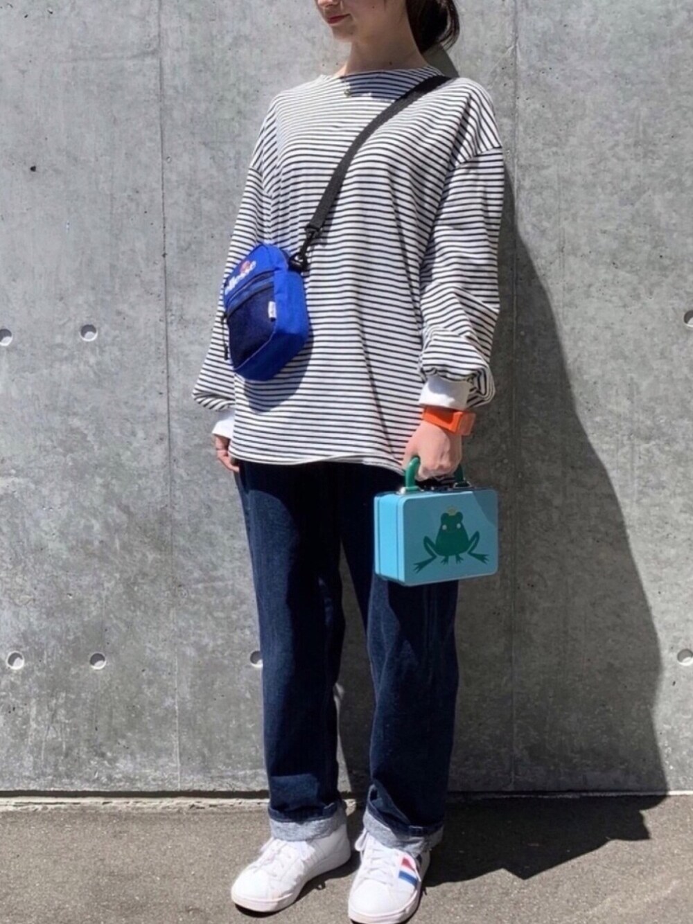 「カジュアルコーデ、ボーダー、ボーダートップス、ワイドパンツ、プチプラ、オーバーサイズ、シンプルコーデ、パンツスタイル、ラフ、シンプル」｜「ellesseの【ellesse/エレッセ】ショルダーポーチ（ショルダーバッグ、ブルー系）」を使った、コケモモさん（レディース・158cm）の夏コーディネートの1枚目の写真