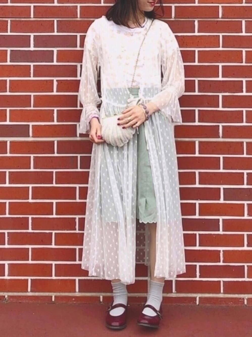 「レイヤードスタイル、ビーズバッグ、古着MIX、くすみカラー、古着、夏、夏コーデ、キレイめ、大人コーデ、ootd」｜「VINTAGEのアイテム（Tシャツ/カットソー、ホワイト系）」を使った、コケモモさん（レディース・158cm）の夏コーディネートの1枚目の写真