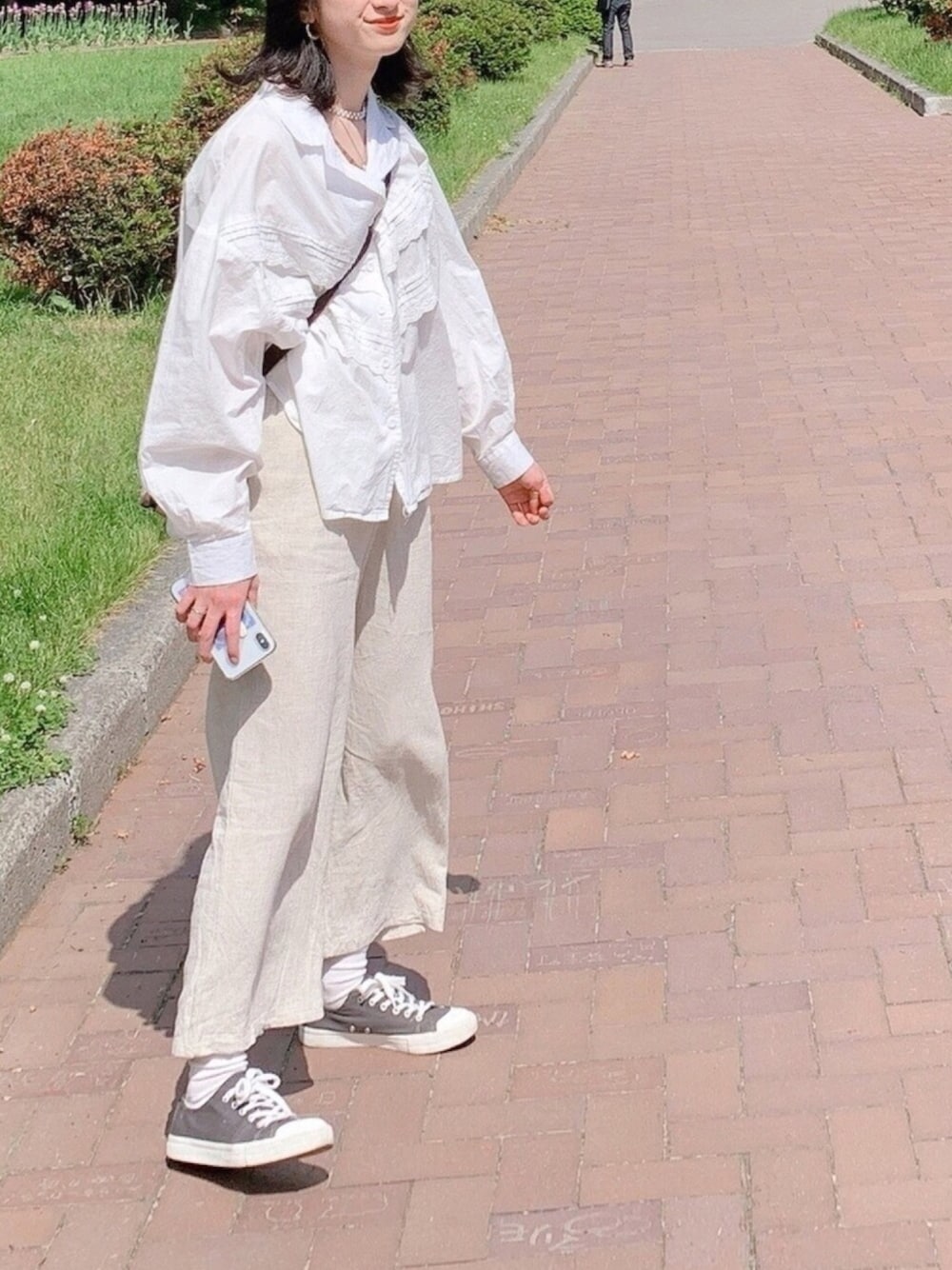 「色素薄い系、リネンパンツ、ゆるコーデ、ootd、パンツスタイル、きれいめカジュアル、白ブラウス、ベージュ、シャツ好き集まれ」｜「MERLOTのアイテム（シャツ/ブラウス、ホワイト系）」を使った、コケモモさん（レディース・158cm）の夏コーディネートの1枚目の写真