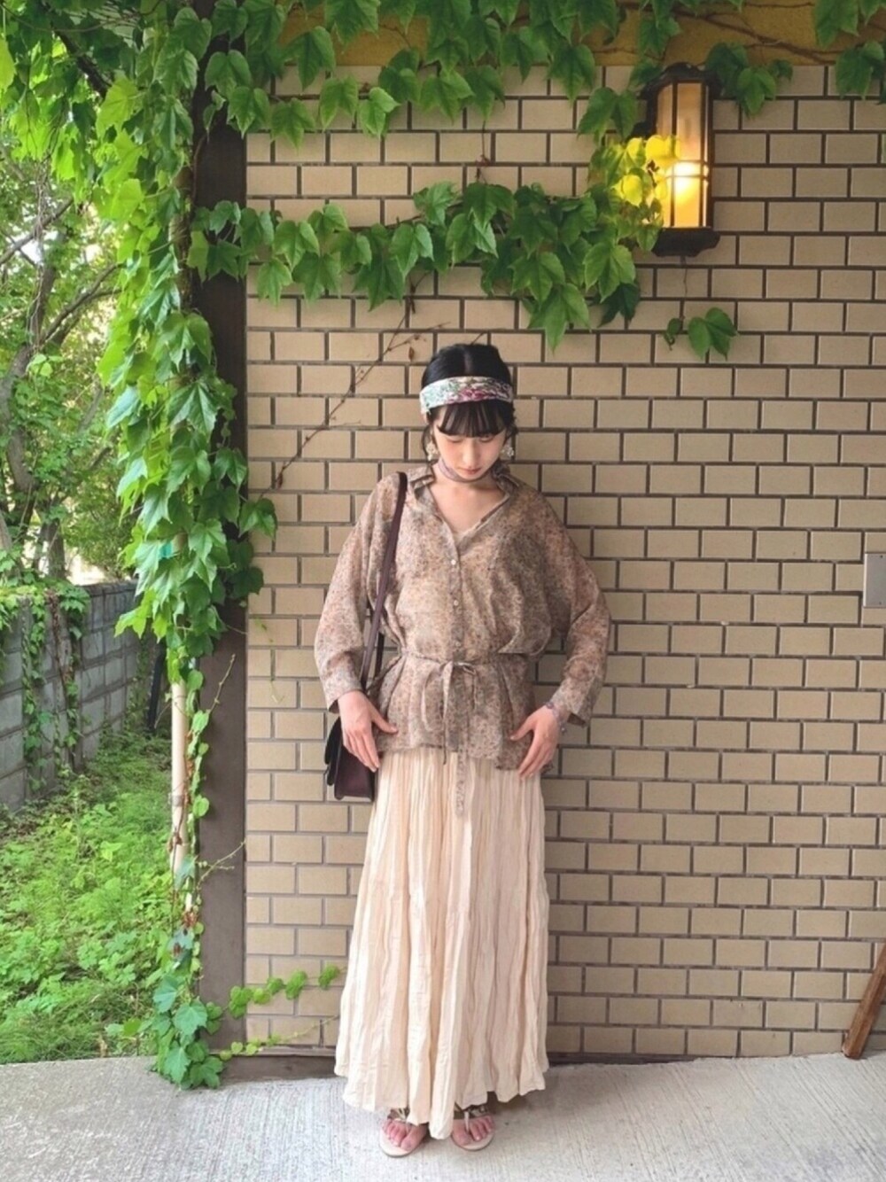 「ベージュ、ベージュコーデ、休日コーデ、大人ガーリー、プチプラコーデ、シースルー、プリーツスカート、ロングスカート、夏、ユニクロ」｜「ehka sopoの水彩花柄シャツ（シャツ/ブラウス、ブラウン系）」を使った、コケモモさん（レディース・158cm）の夏コーディネートの1枚目の写真