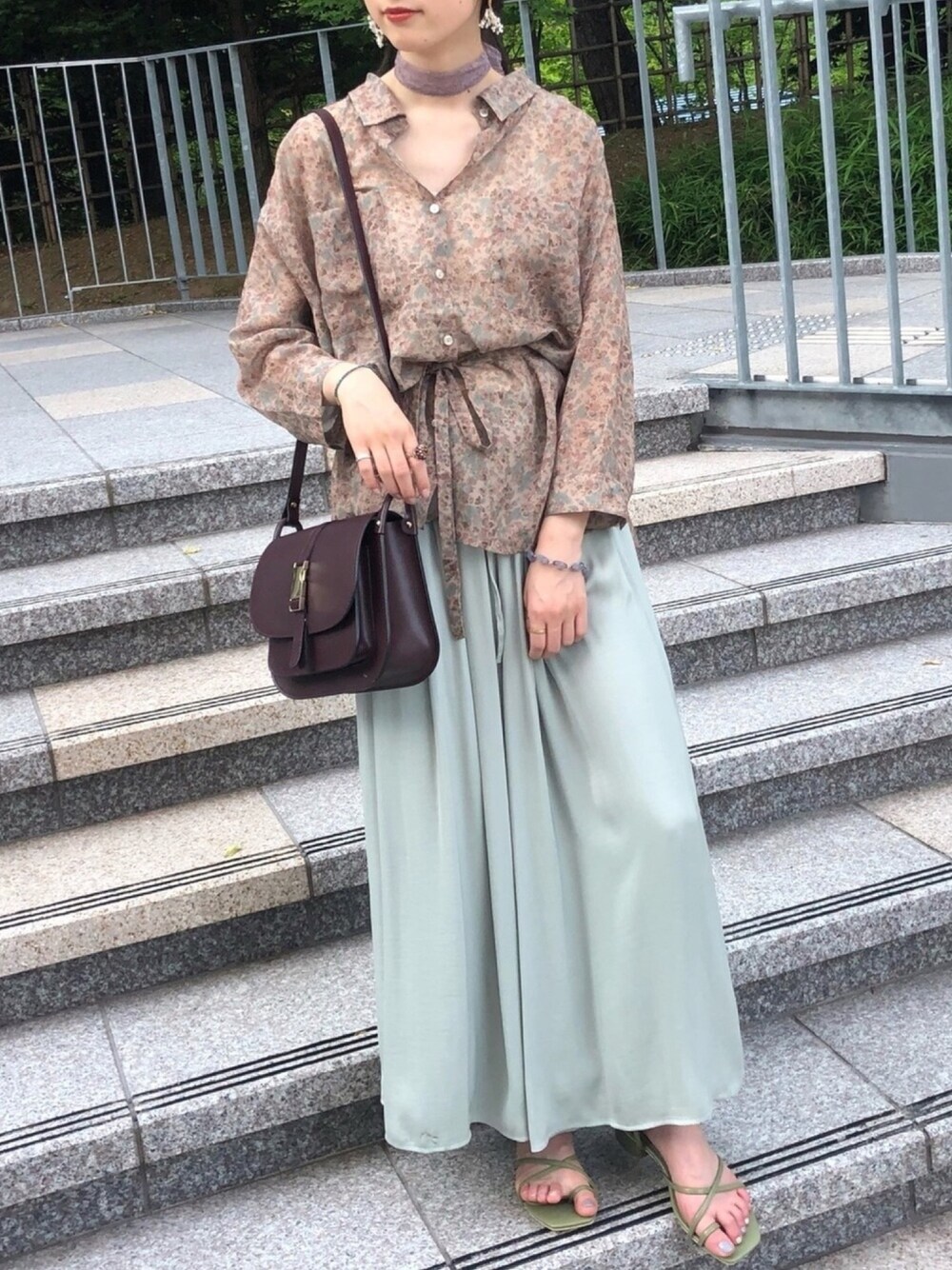 「キレイめ、夏コーデ、ブラウス、サテンパンツ、サンダル、ootd、おしゃれさんと繋がりたい」｜「ehka sopoの水彩花柄シャツ（シャツ/ブラウス、ブラウン系）」を使った、コケモモさん（レディース・158cm）の夏コーディネートの1枚目の写真
