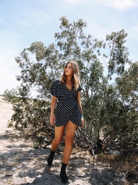 「sir the labelのアイテム（ドレス、ブルー系）」を使った、Erin Greyさん（レディース・165cm）の春コーディネート