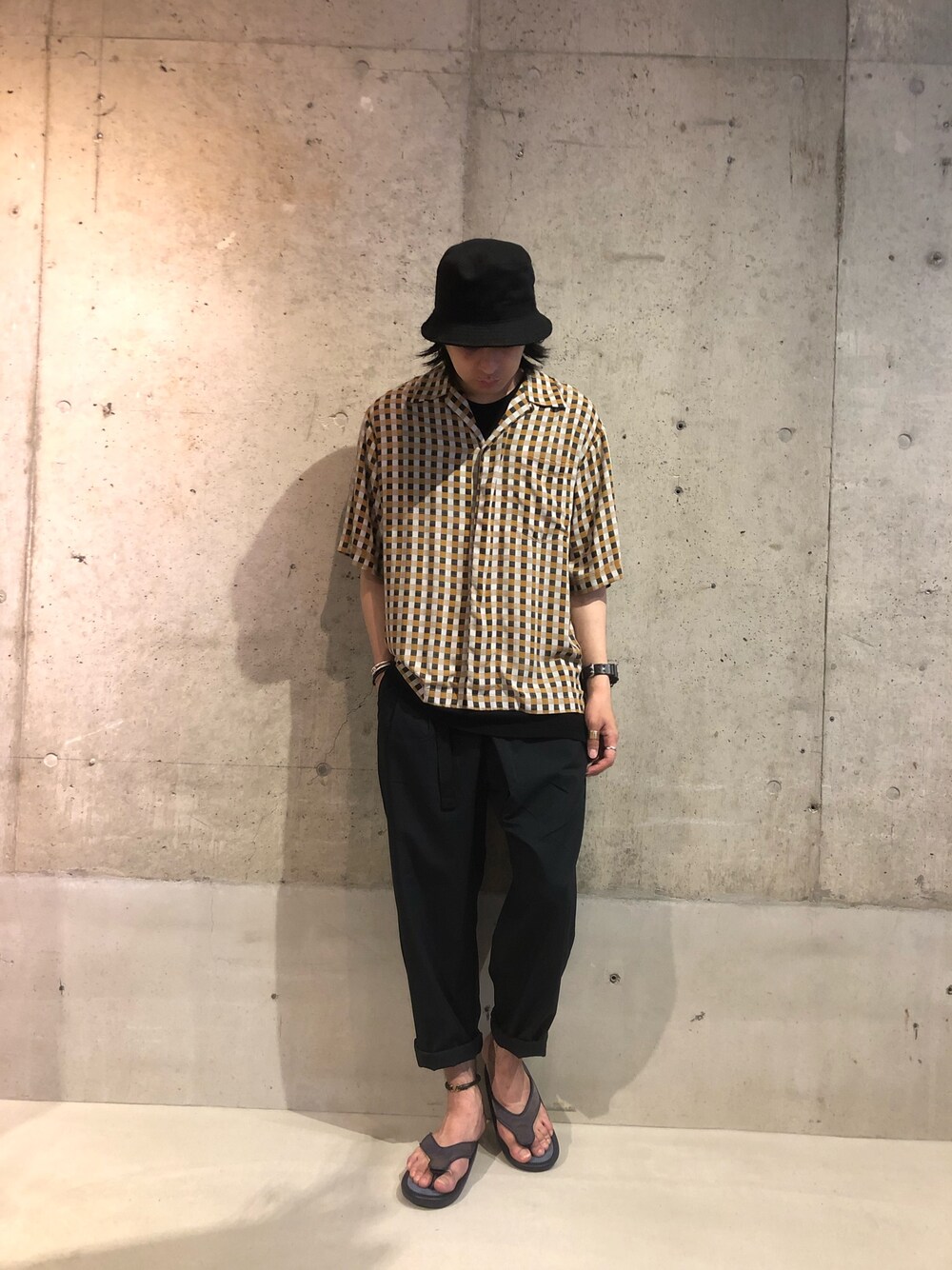 「夏、きれいめカジュアル、ワイドパンツ、ストリート、シンプルコーデ、シャツスタイル、サンダル、Johnbull Private labo、johnbull、ブラック」｜「STUSSYのアイテム（ハット、ブラック系）」を使った、kosukeさん（メンズ・180cm）の夏コーディネートの1枚目の写真