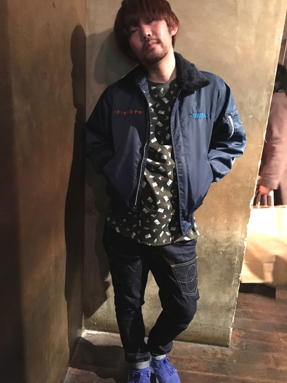 ブルー系のブルゾン、グリーン系のスウェット、ブルー系のデニムパンツを着用したメンズの冬コーディネートの1枚目の写真