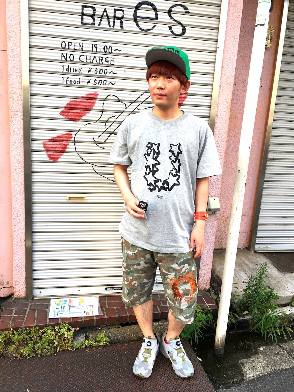 グレー系のスニーカー、ブラウン系のその他パンツ、グレー系のTシャツ/カットソーを着用したメンズの夏コーディネートの1枚目の写真