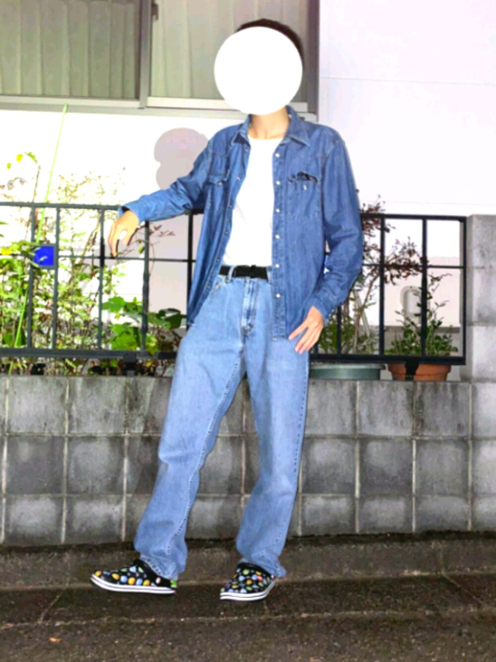 「ジーンズ、ジーンズコーデ、タックイン、青コーデ」｜「Levi'sのアイテム（デニムパンツ、ブルー系）」を使った、RIKEさん（メンズ・175cm）の秋コーディネートの1枚目の写真