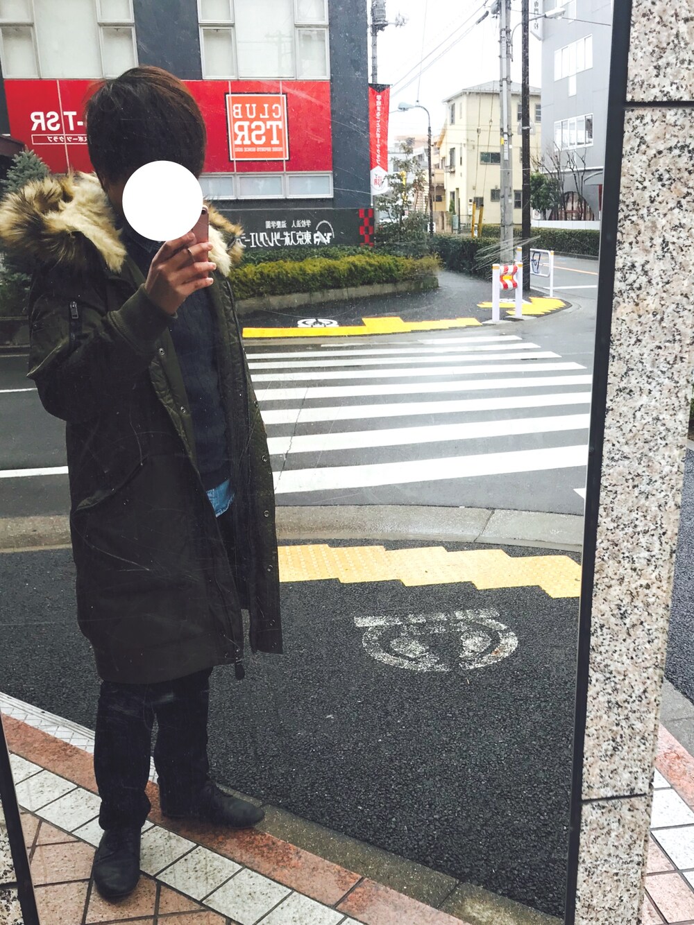ブルー系のニット/セーター、ブラック系のその他パンツ、ブラック系のドレスシューズを着用したメンズの冬コーディネートの1枚目の写真