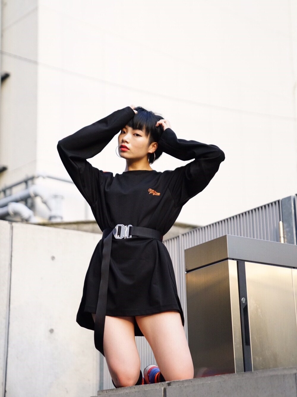「MYneの【MYne】2Line ロングスリーブビックTシャツ/2line long sleeve big T-shirt（Tシャツ/カットソー、ブラック系）」を使った、矢部ユウナさん（レディース・153cm）の夏コーディネートの1枚目の写真